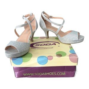 Soda Yuchi Girls Silver Rhinestone Heel Sandals Girls Size 2 Medium